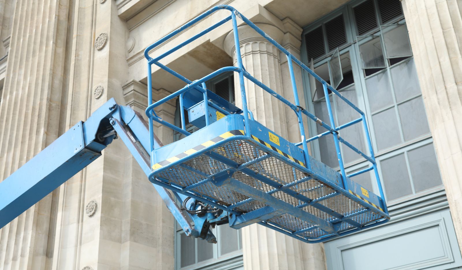 pulizia con piattaforma elevabile PLE milano